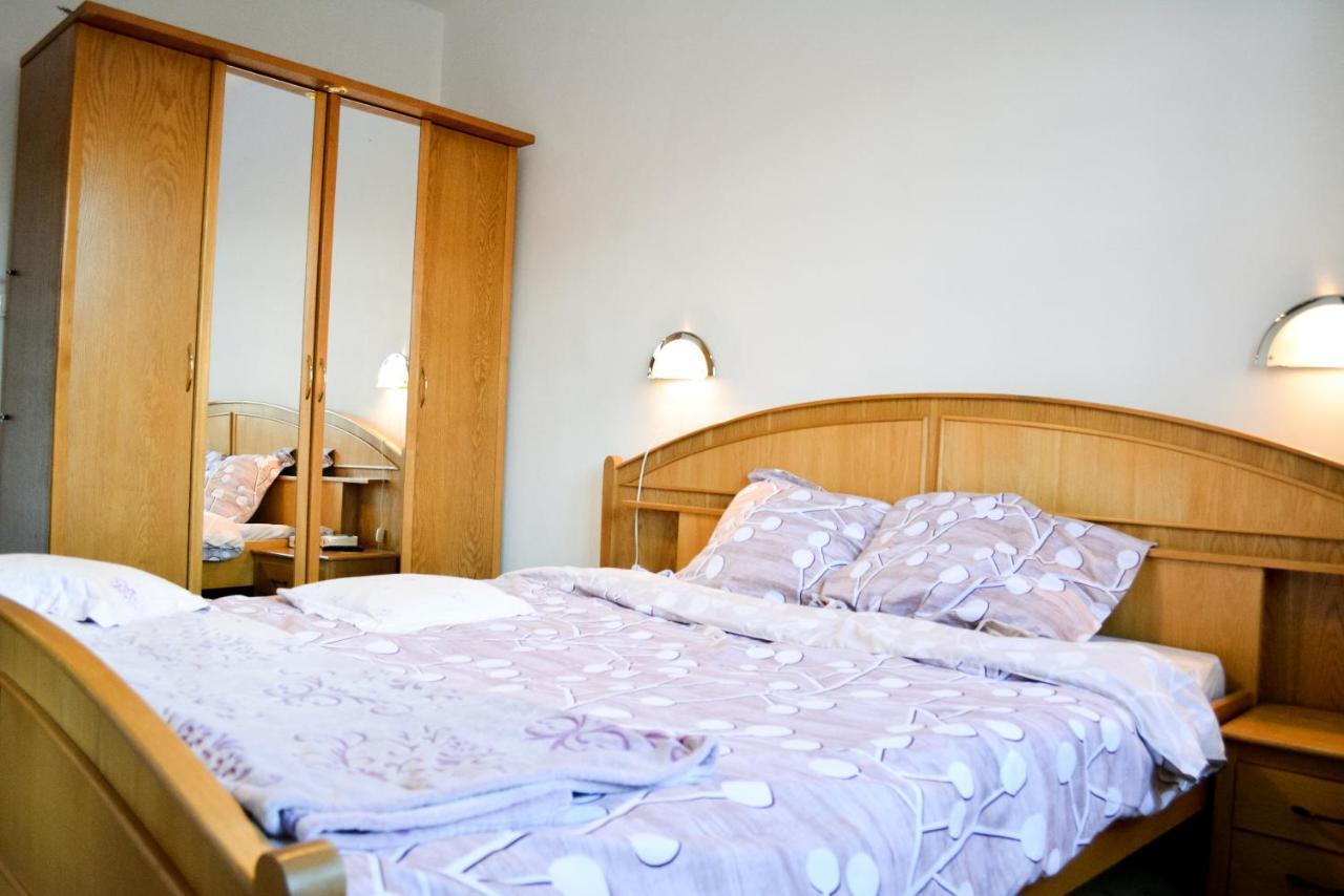Grandpa's hidden crib, 6 bedroom, pet friendly Sinaia Eksteriør billede